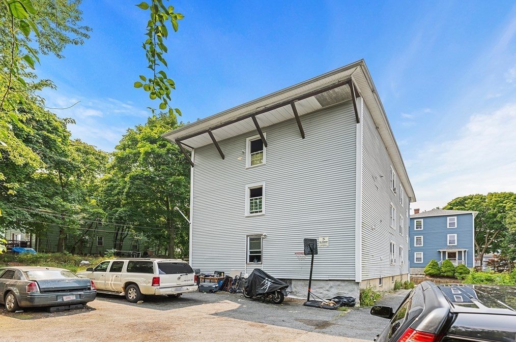 64 Gage St, Worcester MA  01605-5021 exterior
