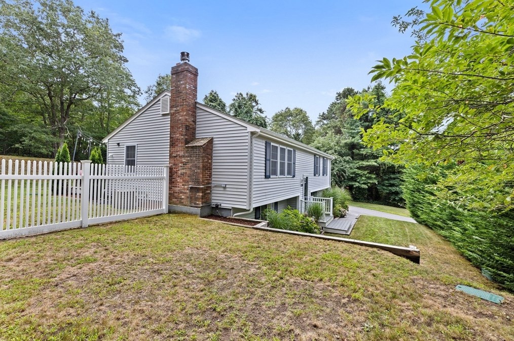 1714 State Rd, Plymouth MA  02360-7106 exterior