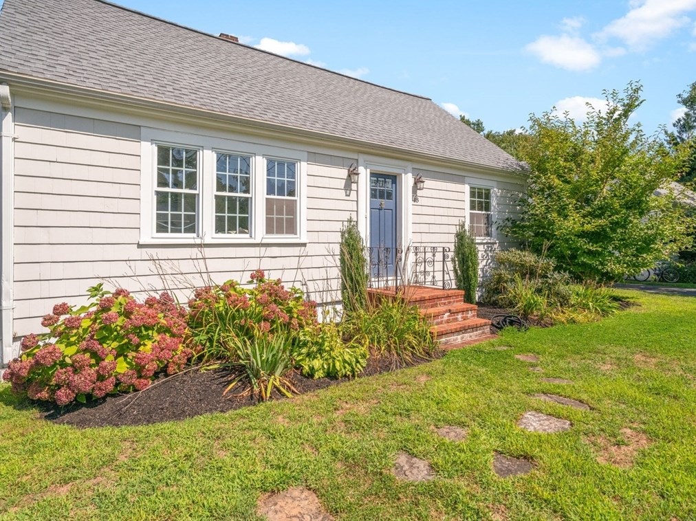 18 Brewster St, Dartmouth MA  02748-3507 exterior