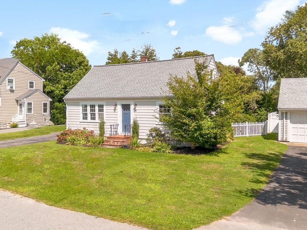 18 Brewster St, Dartmouth MA  02748-3507 exterior