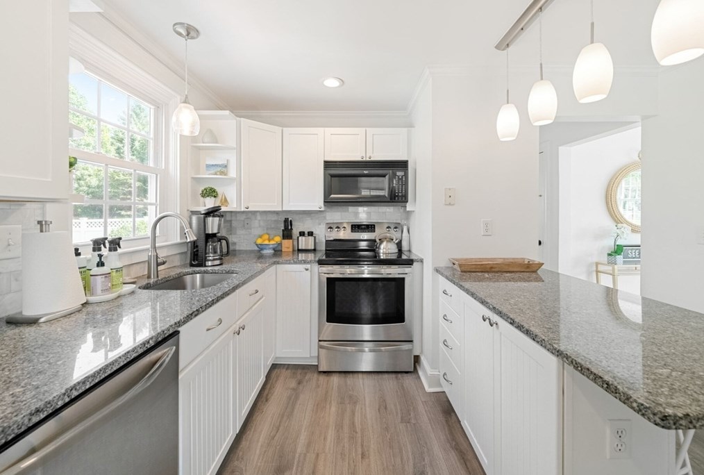 18 Brewster St, Dartmouth MA  02748-3507 exterior