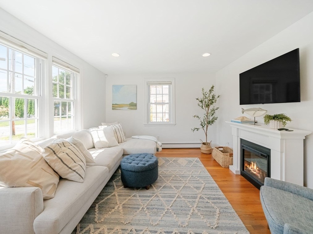 18 Brewster St, Dartmouth MA  02748-3507 exterior