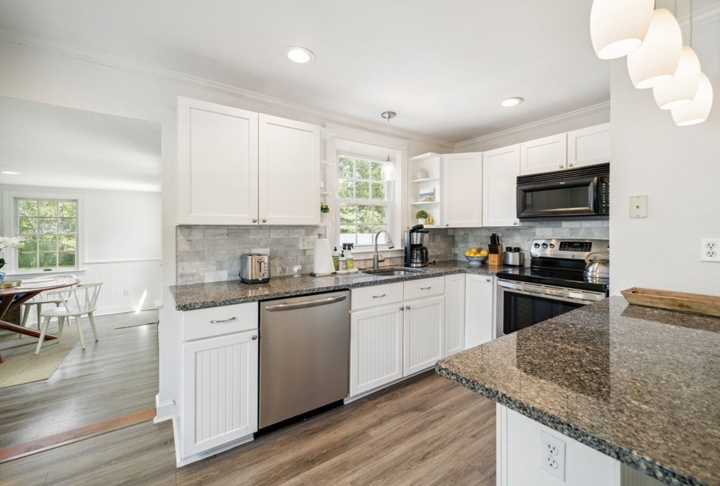 18 Brewster St, Dartmouth MA  02748-3507 exterior