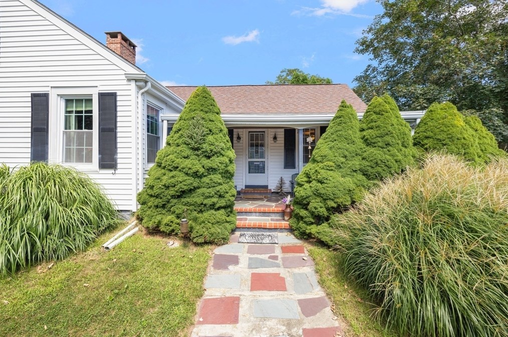 449 Sconticut Nck Rd, Fairhaven MA 02719-1916 exterior