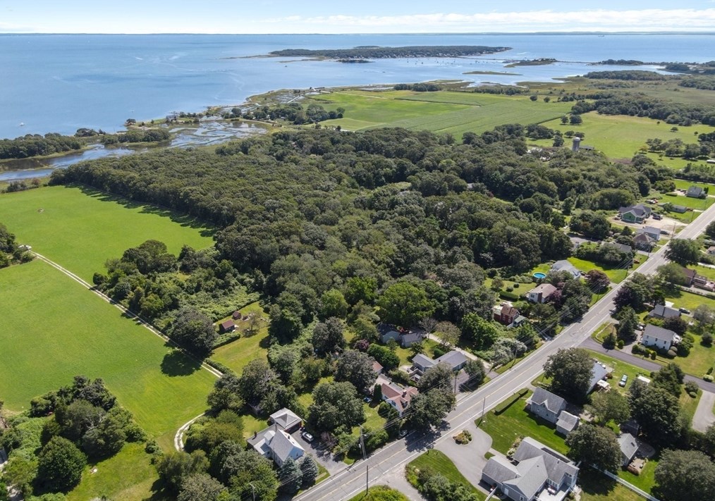 449 Sconticut Nck Rd, Fairhaven MA 02719-1916 exterior