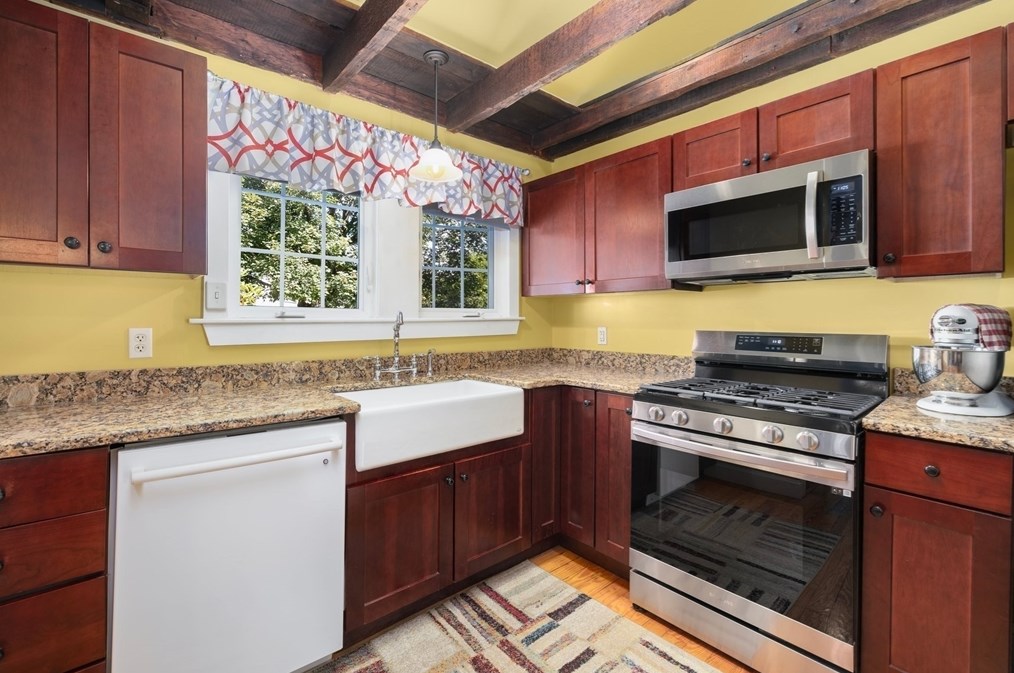 449 Sconticut Nck Rd, Fairhaven MA 02719-1916 exterior