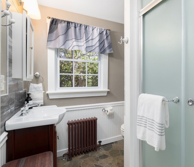 449 Sconticut Nck Rd, Fairhaven MA 02719-1916 exterior