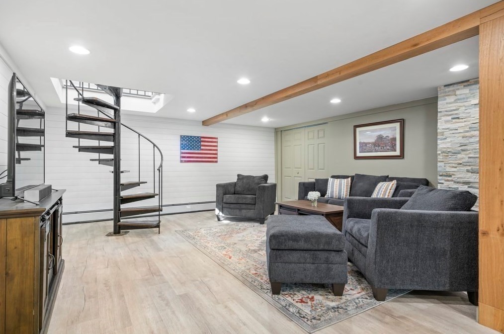 297 Sandwich St, Plymouth MA  02360-6503 exterior