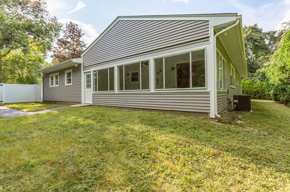 128 Slocum Rd, Dartmouth MA  02747-3900 exterior