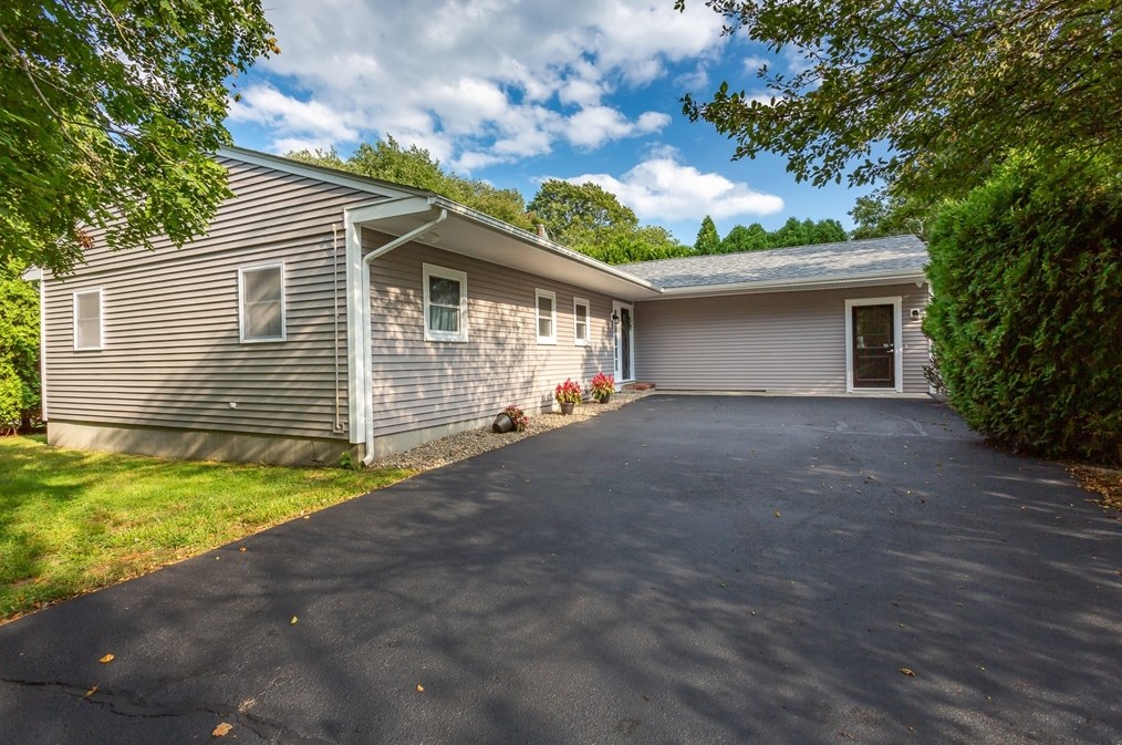 128 Slocum Rd, Dartmouth MA  02747-3900 exterior