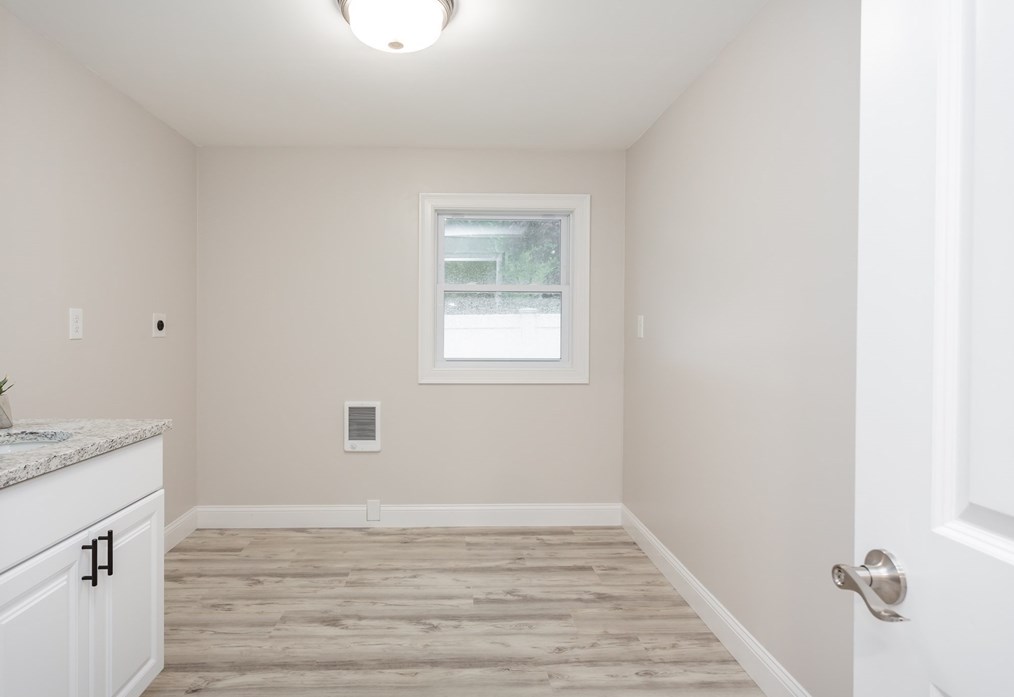 128 Slocum Rd, Dartmouth MA  02747-3900 exterior