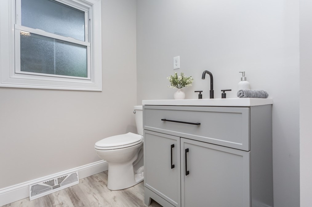 128 Slocum Rd, Dartmouth MA  02747-3900 exterior