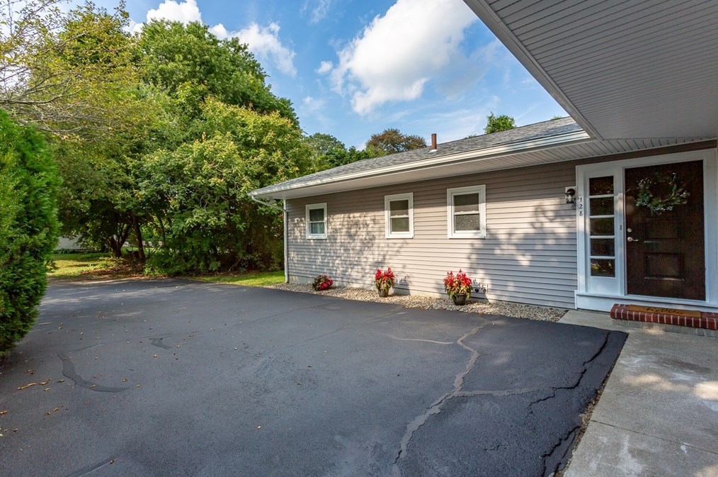 128 Slocum Rd, Dartmouth MA  02747-3900 exterior