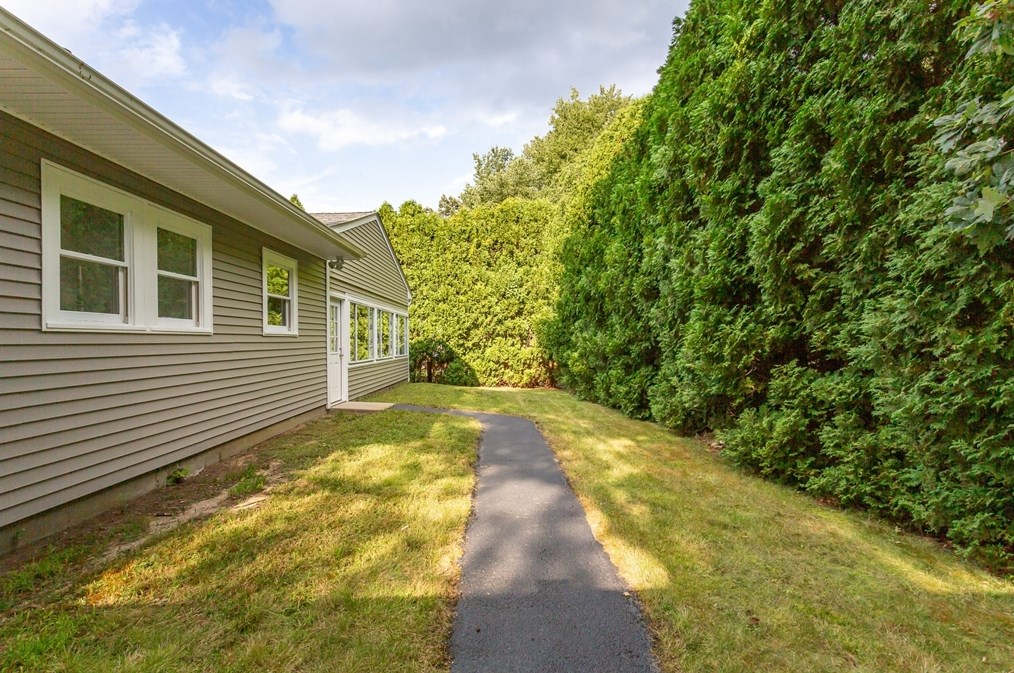 128 Slocum Rd, Dartmouth MA  02747-3900 exterior