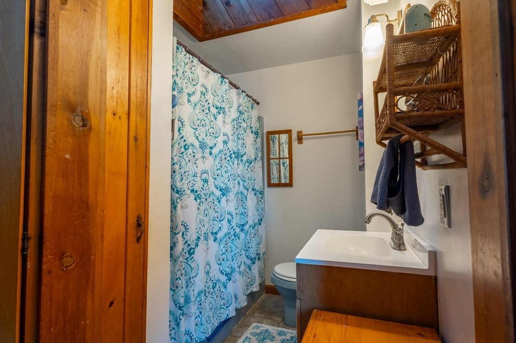 473 Lk Ave, Worcester MA 01604-1367 exterior