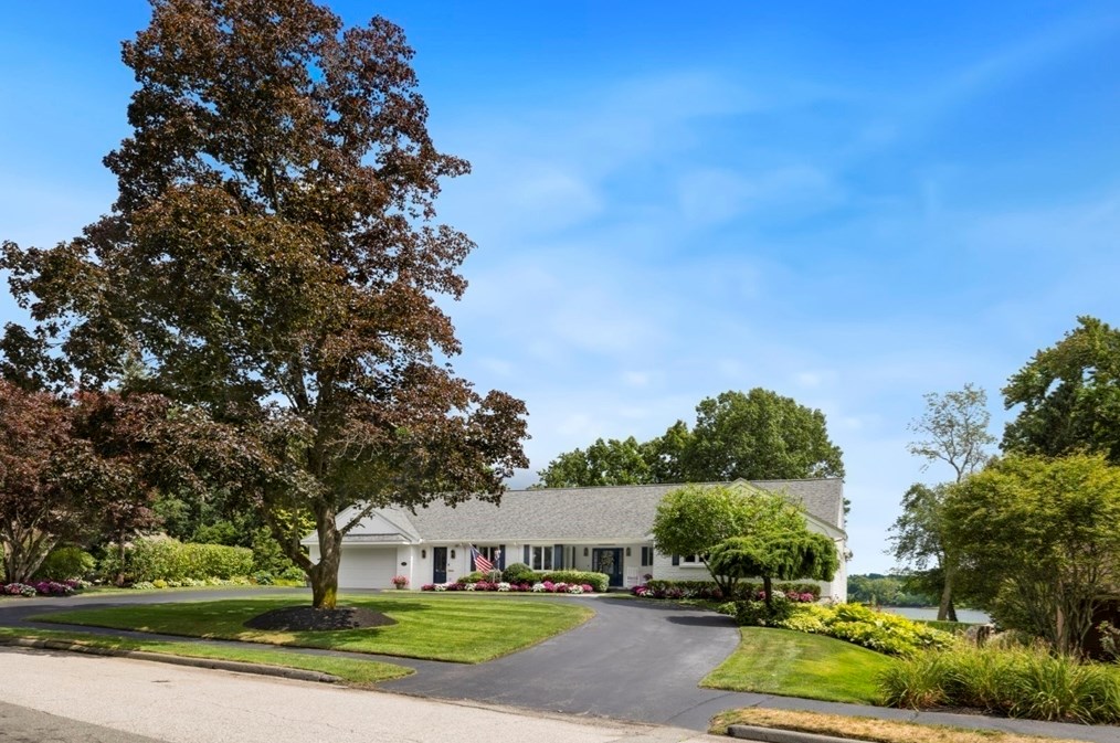 116 Locksley Rd, Lynnfield MA 01940-1414 exterior