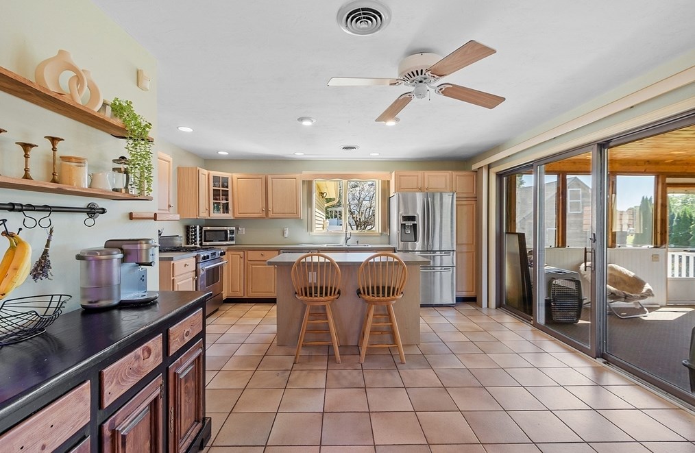 12 Keystone Dr, Leominster MA 01453-1903 exterior