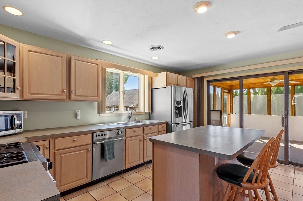 12 Keystone Dr, Leominster MA 01453-1903 exterior