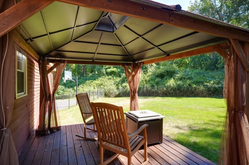 260 Whitney St, Northborough MA 01532-1408 exterior