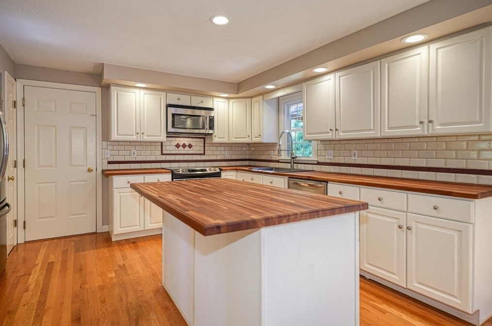 260 Whitney St, Northborough MA 01532-1408 exterior