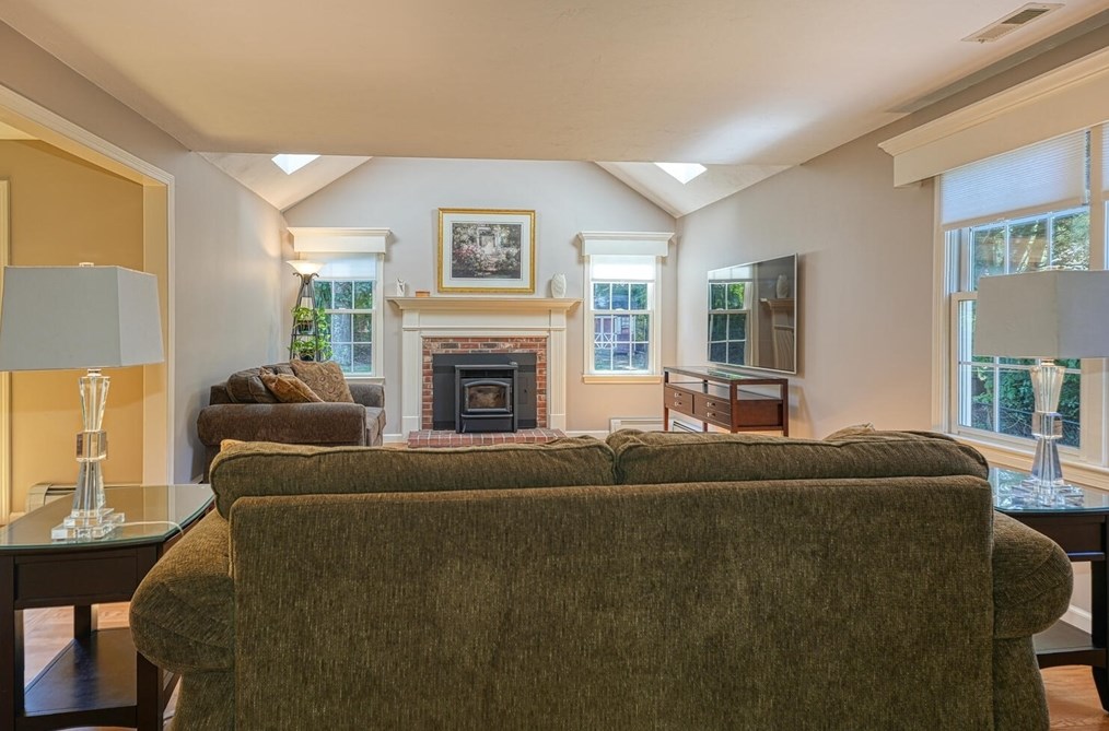 260 Whitney St, Northborough MA 01532-1408 exterior