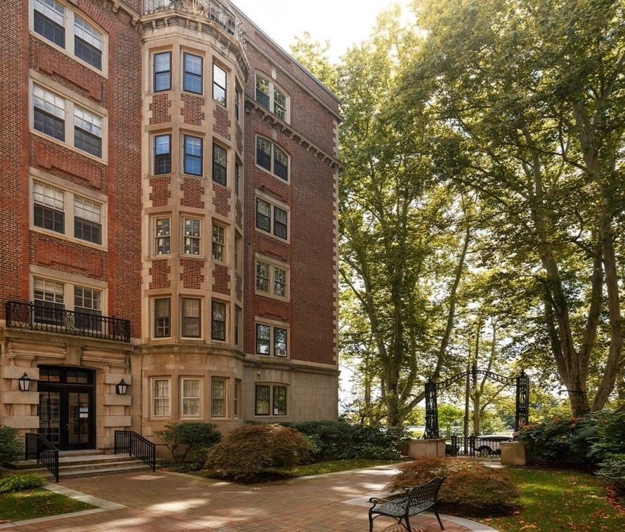 983 Memorial Dr, Cambridge MA  02138-5742 exterior