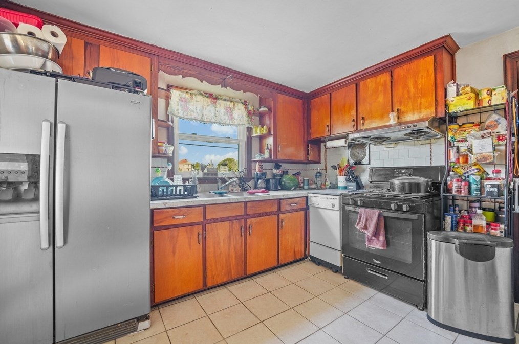 403 King Philip St, Fall River MA 02724-1923 exterior