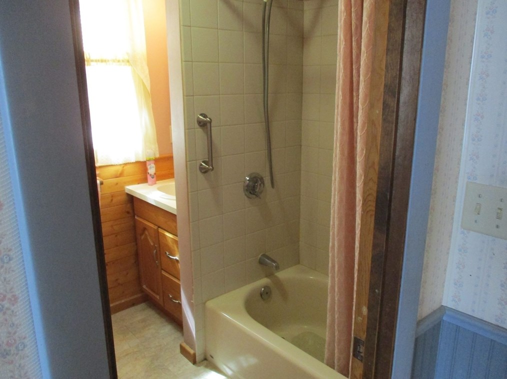 18 Potter St, Dartmouth MA 02748-1806 exterior