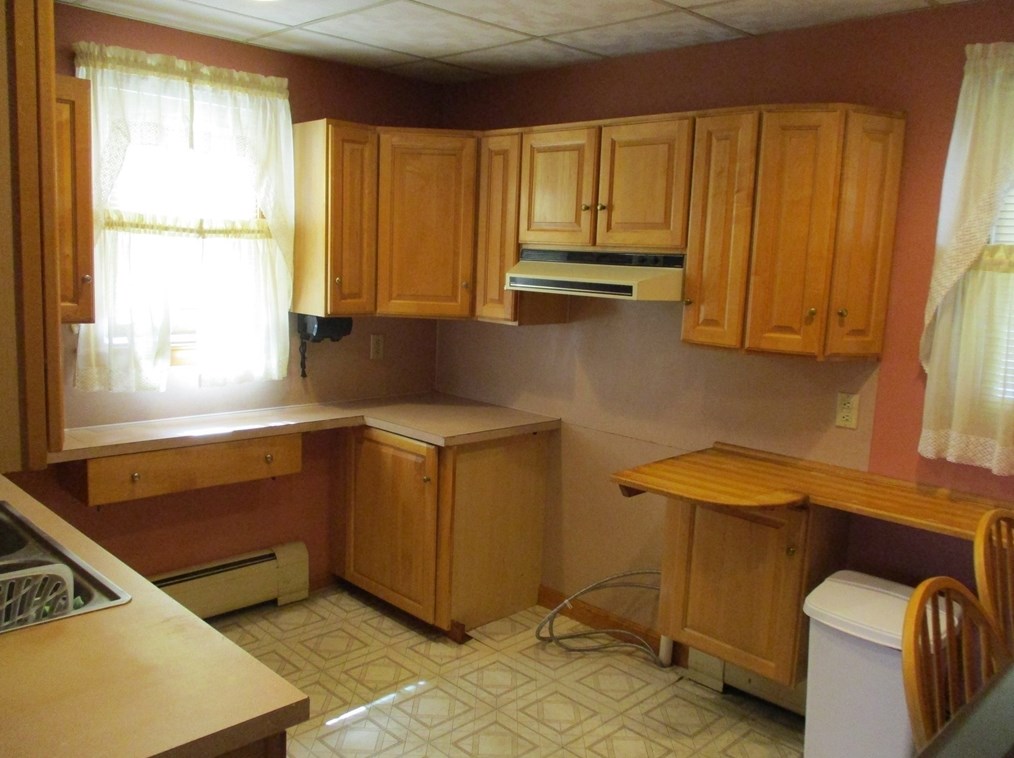 18 Potter St, Dartmouth MA 02748-1806 exterior