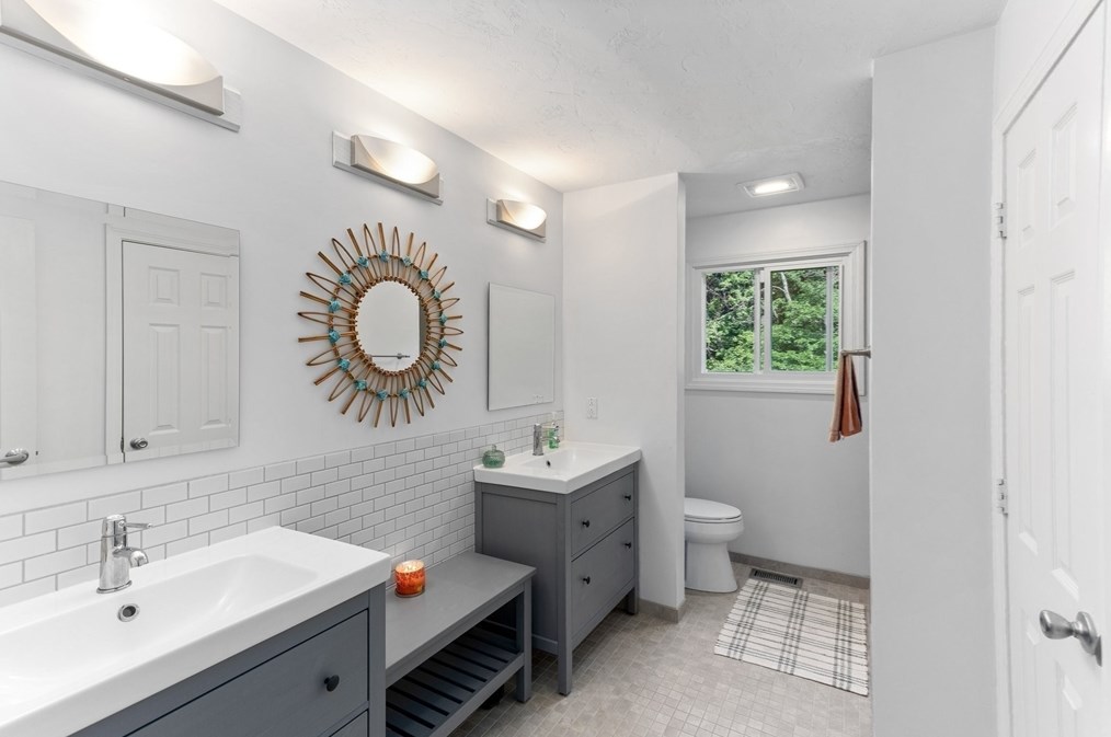 3 Forest Park Dr, Mendon MA  01756-1061 exterior