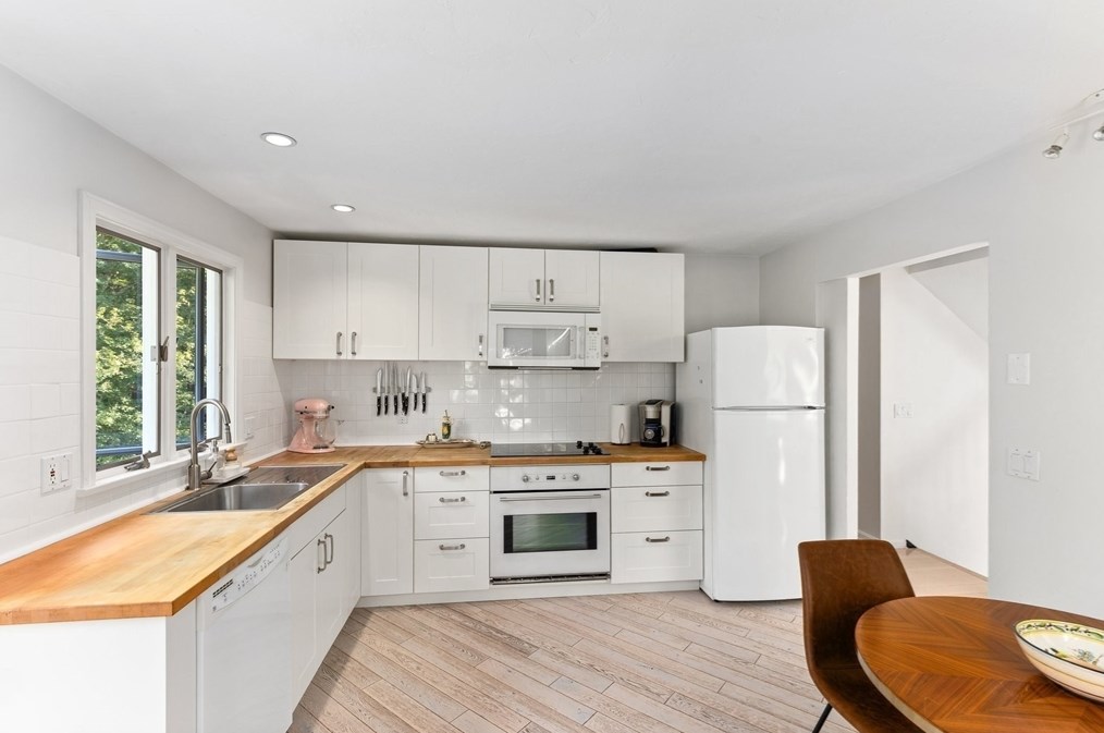 3 Forest Park Dr, Mendon MA  01756-1061 exterior