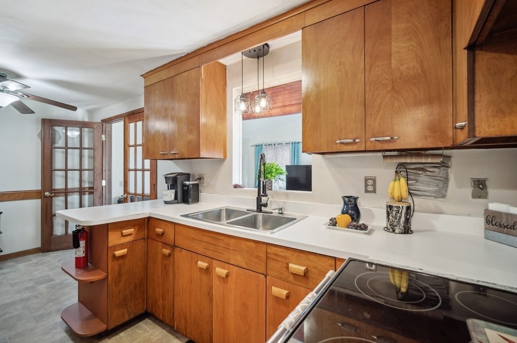 727 Br Pkwy, Springfield MA 01118-1925 exterior