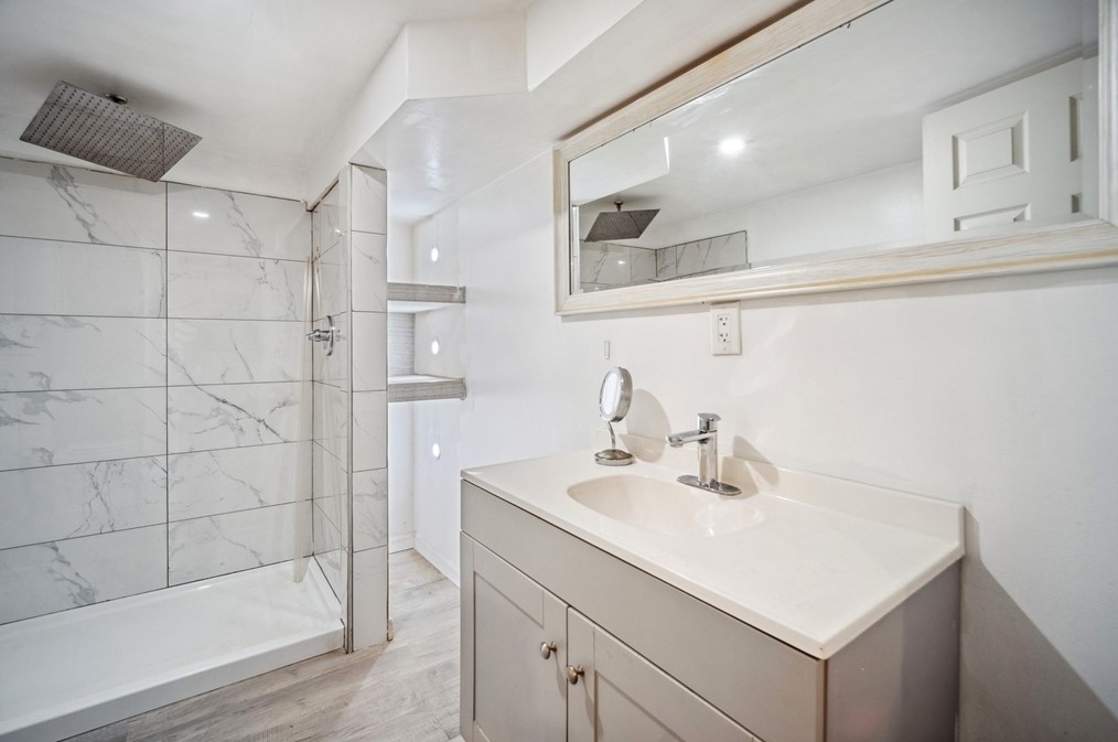 727 Br Pkwy, Springfield MA 01118-1925 exterior