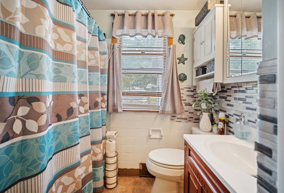 727 Br Pkwy, Springfield MA 01118-1925 exterior