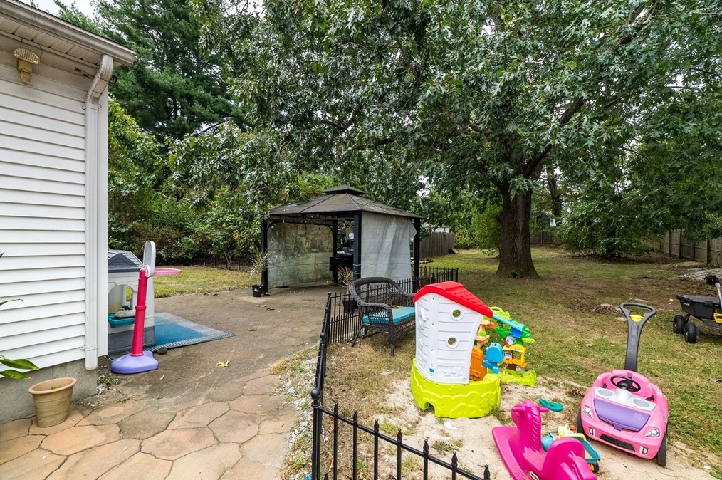 727 Br Pkwy, Springfield MA 01118-1925 exterior