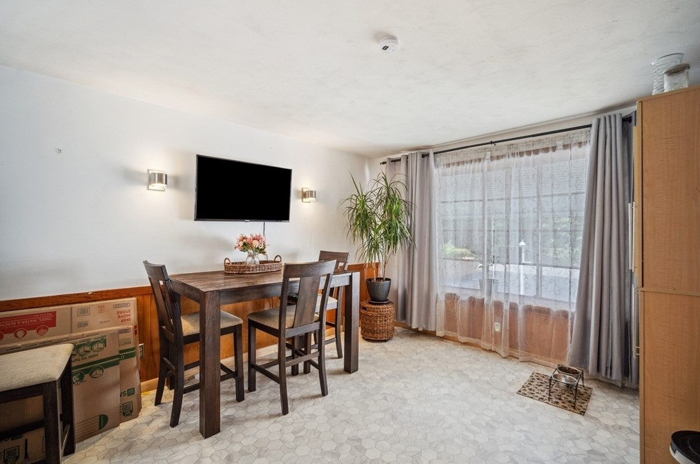 727 Br Pkwy, Springfield MA 01118-1925 exterior