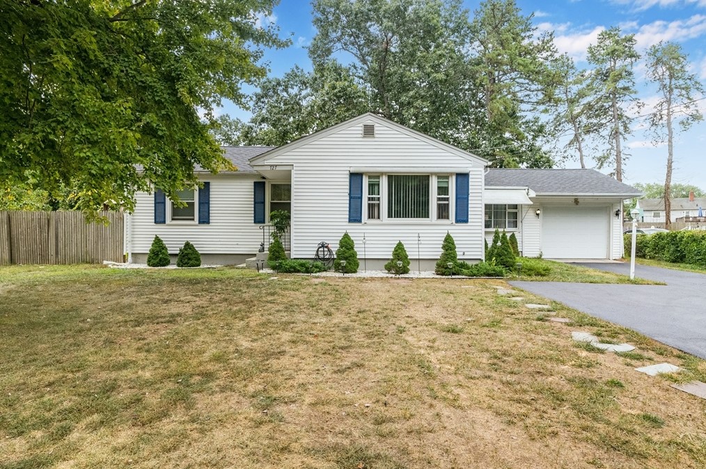 727 Br Pkwy, Springfield MA 01118-1925 exterior