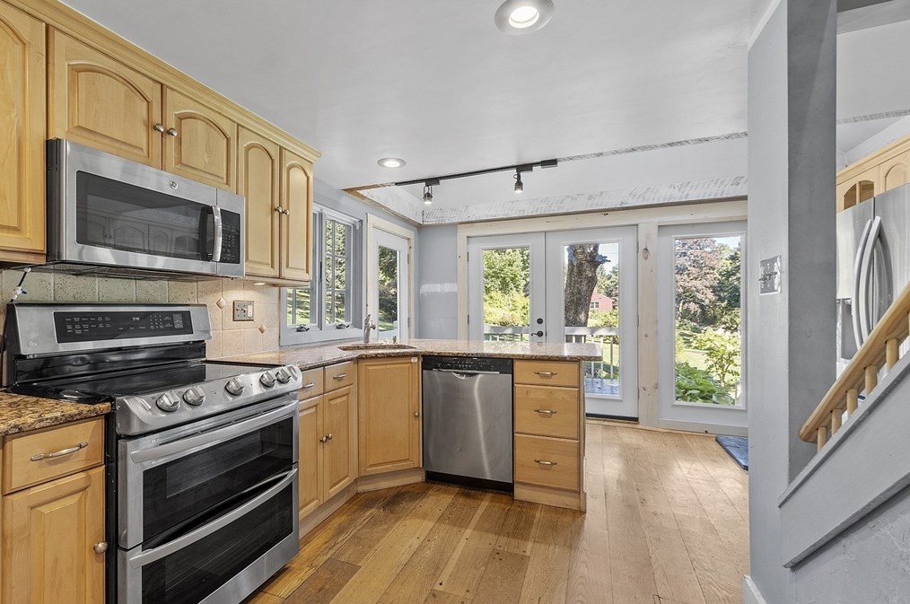 163 Pleasant St, Northborough MA 01532-3806 exterior