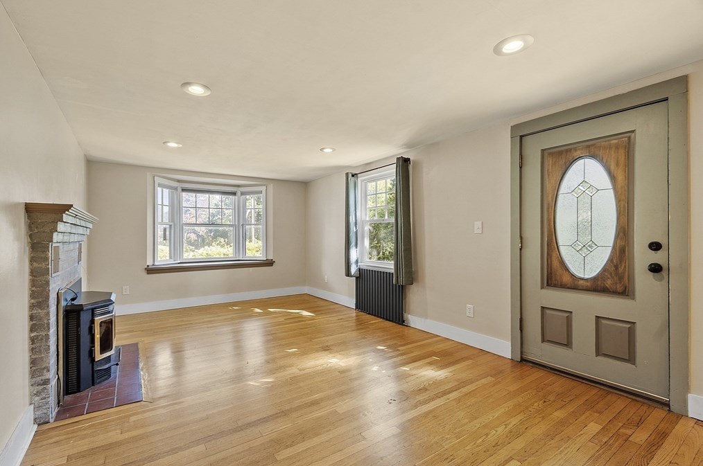 163 Pleasant St, Northborough MA 01532-3806 exterior