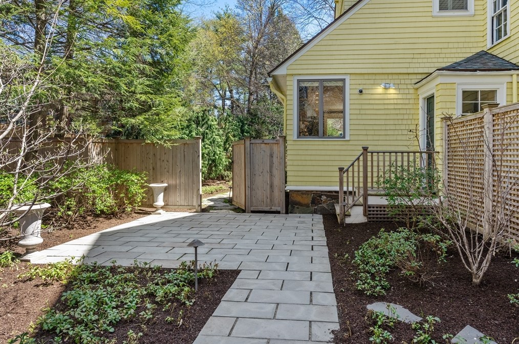 76 Sparks St, Cambridge MA 02138-2216 exterior