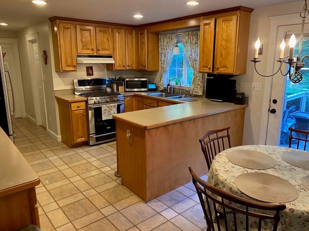 24 Plumbley Rd, Upton MA 01568-1425 exterior