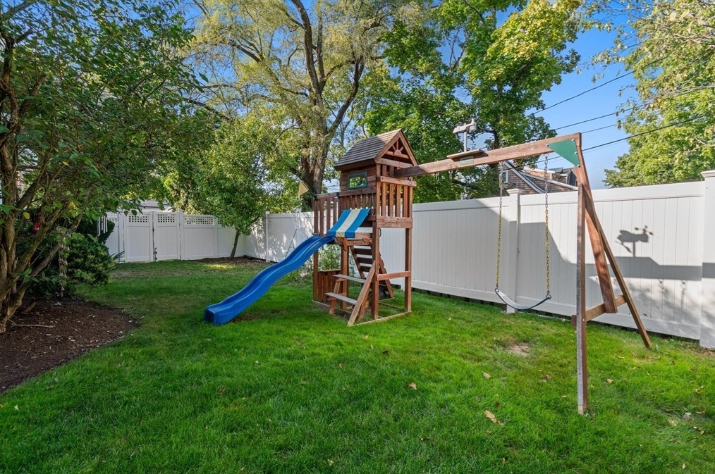 524 Parker St, Newton MA 02459-2544 exterior