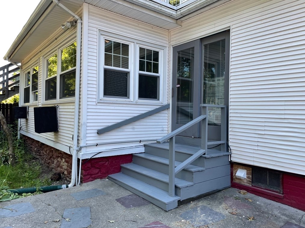 79 Perkins St, Springfield MA  01118-2030 exterior