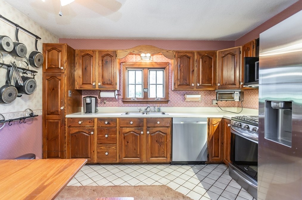 26 Norfolk Ave, Dartmouth MA 02747-3014 exterior