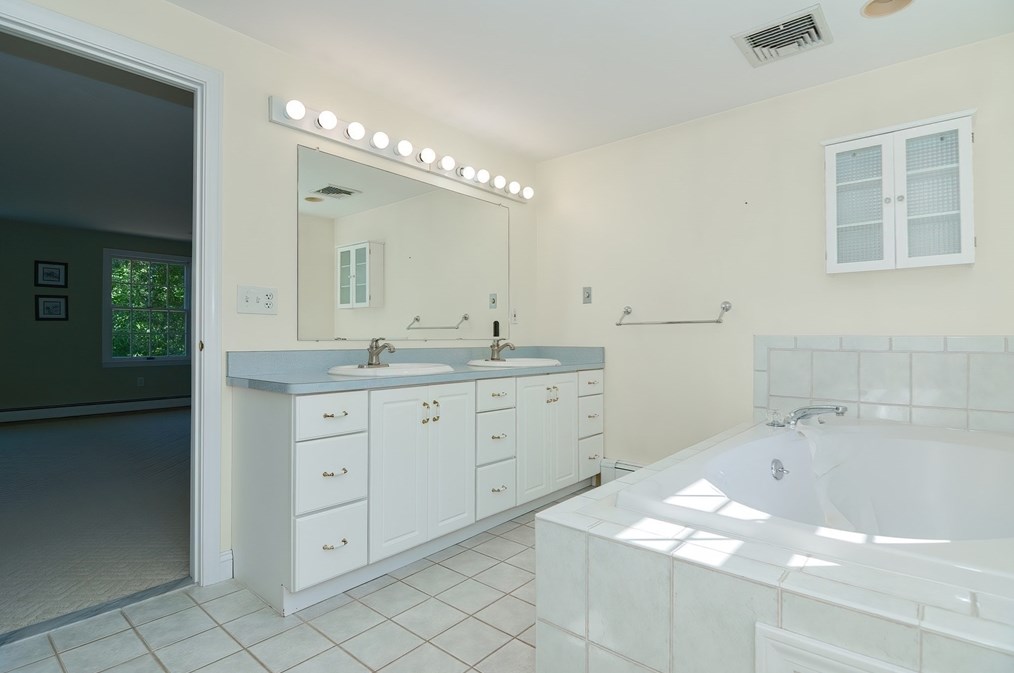 1381 St, Wrentham MA  02093-2516 exterior