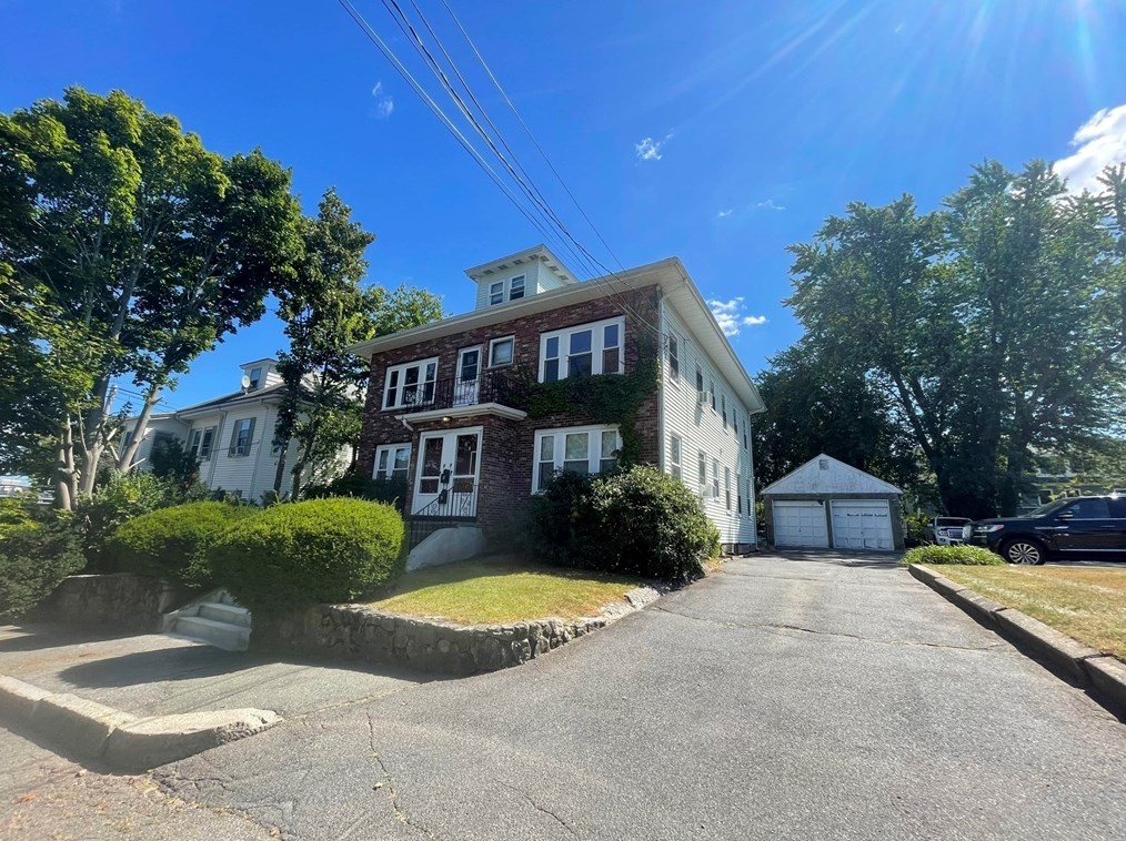 8 Silver Lake Ave, Newton MA 02458-1109 exterior