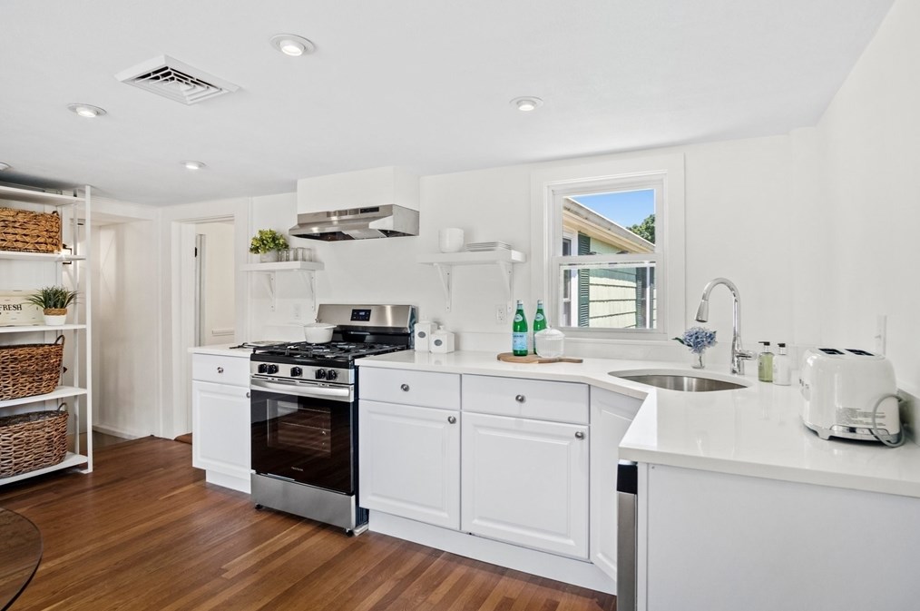 117 Mishawum Rd, Woburn MA 01801-2421 exterior