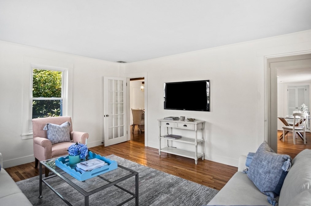 117 Mishawum Rd, Woburn MA 01801-2421 exterior