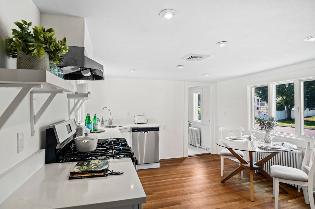 117 Mishawum Rd, Woburn MA 01801-2421 exterior