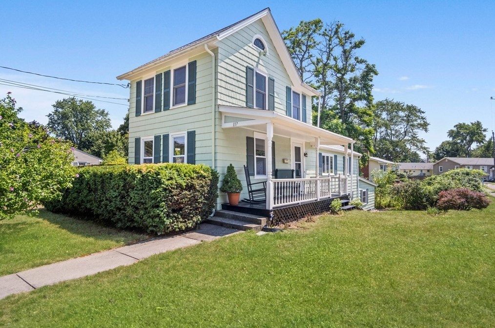 117 Mishawum Rd, Woburn MA 01801-2421 exterior